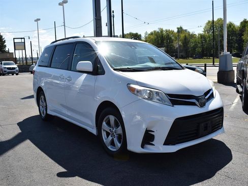 Used 2020 Toyota Sienna LE image 3