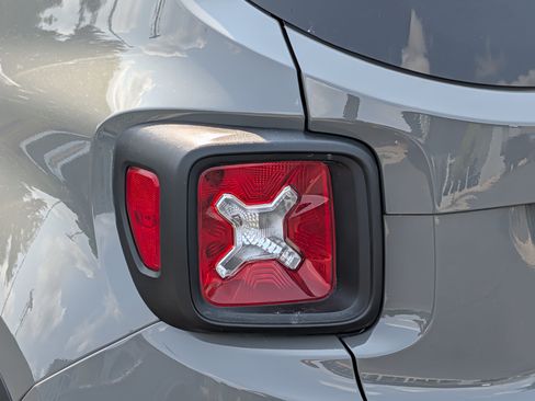 Used 2022 Jeep Renegade Trailhawk AWD/4WD image 17