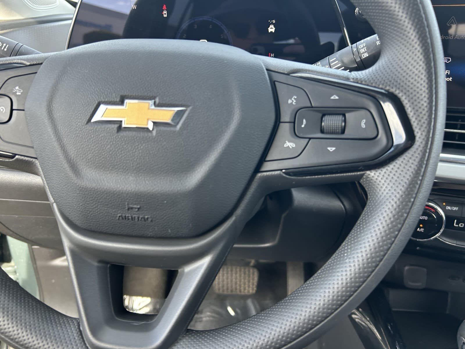 Used 2025 Chevrolet Trax LT FWD image 28