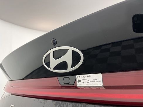 Used 2025 Hyundai Elantra SEL image 11