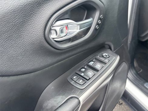 Used 2020 Jeep Cherokee Limited image 23