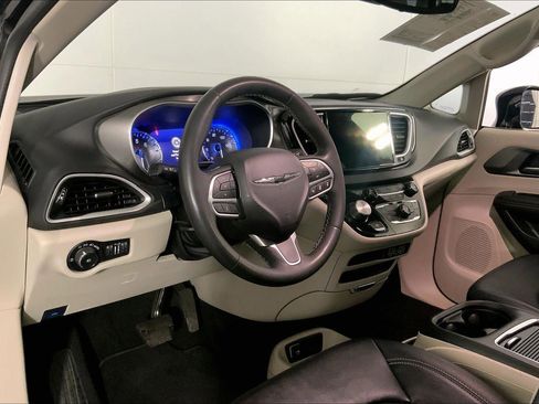 Used 2024 Chrysler Pacifica Touring-L FWD image 14