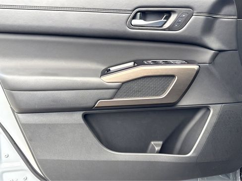 Certified 2025 Nissan Pathfinder Platinum image 17