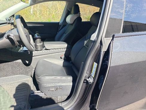 Used 2024 Tesla Model Y Long Range image 9