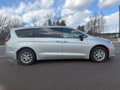 Certified 2024 Chrysler Pacifica Touring-L image 6