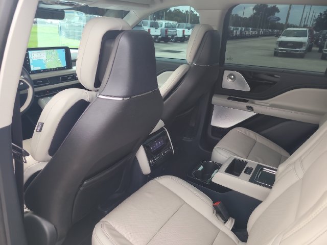 Used 2025 Lincoln Aviator Reserve w/ Equipment Group 201A AWD/4WD image 13