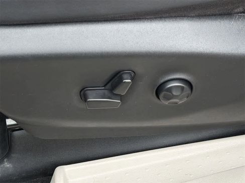 Used 2024 Chrysler Pacifica Select image 26