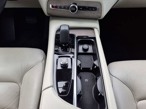 Certified 2023 Volvo XC90 B5 Plus AWD/4WD image 29