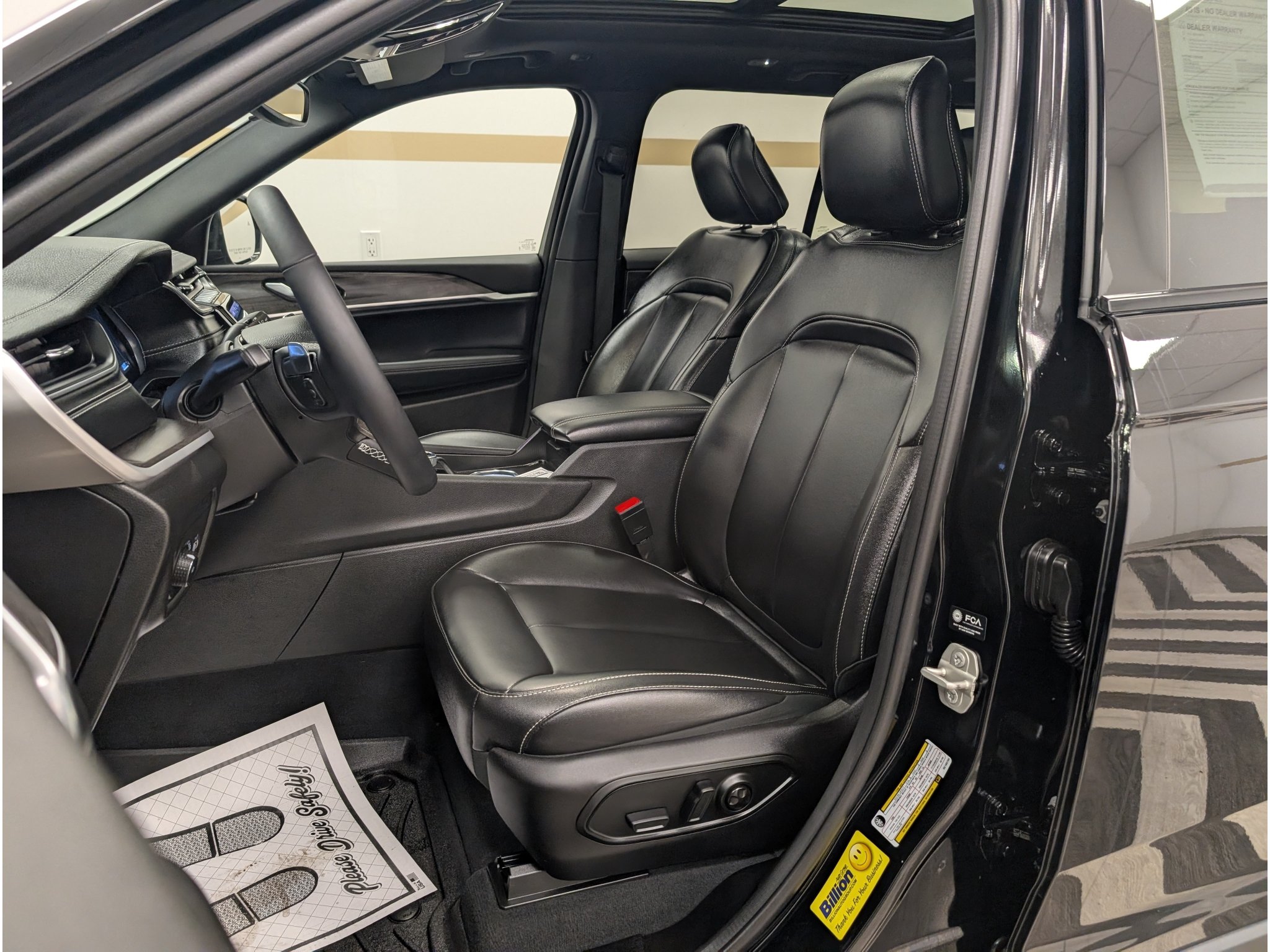 Used 2024 Jeep Grand Cherokee Limited w/ Black Appearance Package AWD/4WD image 7