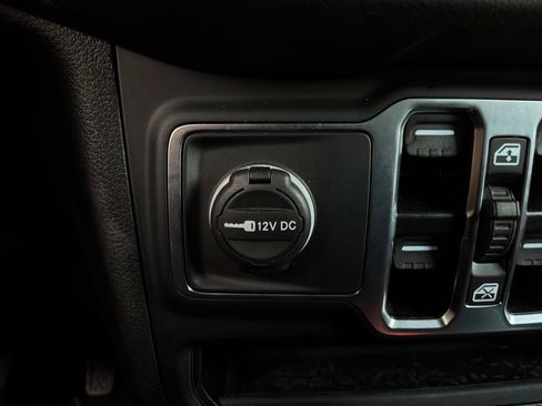 Used 2025 Jeep Wrangler Unlimited Sahara AWD/4WD image 21