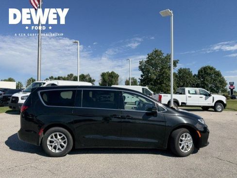 Used 2023 Chrysler Pacifica Touring-L FWD image 9