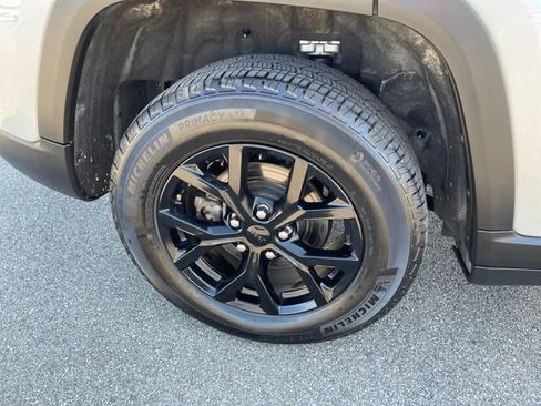 Used 2025 Jeep Grand Cherokee Altitude AWD/4WD image 40