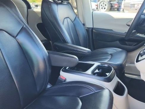 Used 2023 Chrysler Pacifica Touring-L FWD image 20