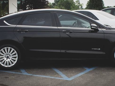Used 2016 Ford Fusion SE FWD image 24