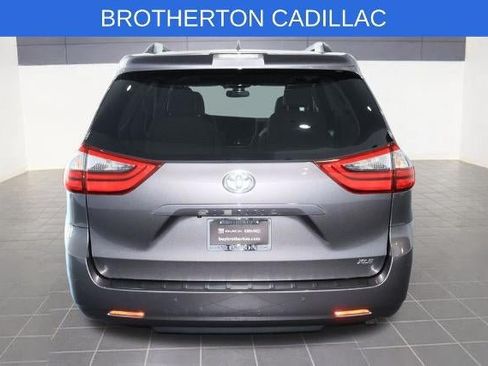 Used 2020 Toyota Sienna XLE w/ XLE Navigation Package FWD image 9