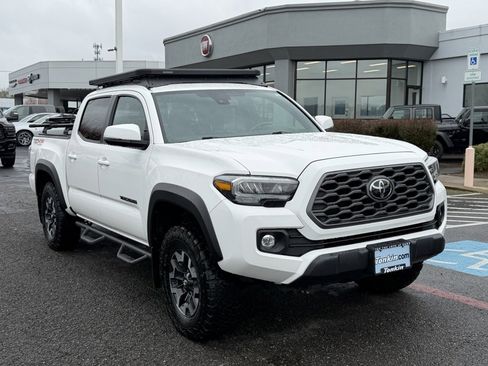 Used 2020 Toyota Tacoma TRD Off-Road w/ TRD Premium Off Road Package image 2