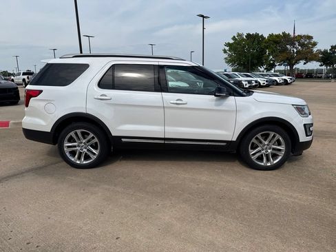 Used 2017 Ford Explorer XLT w/ Equipment Group 202A FWD image 4
