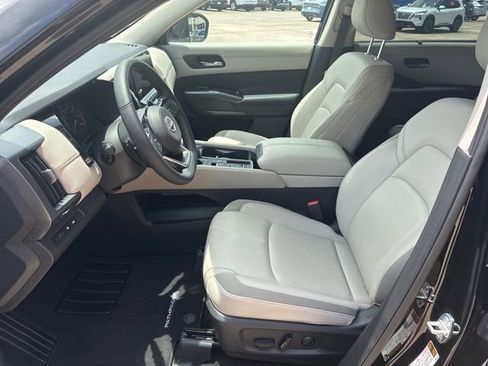 Used 2025 Nissan Pathfinder SL FWD image 17