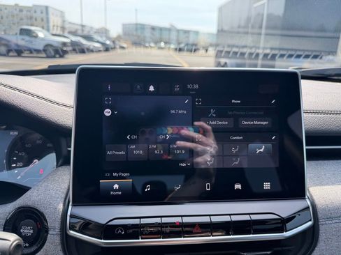 Used 2024 Jeep Compass Latitude image 11