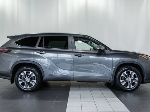 Used 2025 Toyota Highlander XLE AWD/4WD image 3