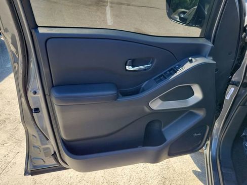 Used 2025 Nissan Frontier SV w/ SV Convenience Package image 7