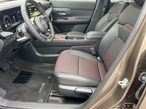 Certified 2025 Nissan Kicks SR image 29