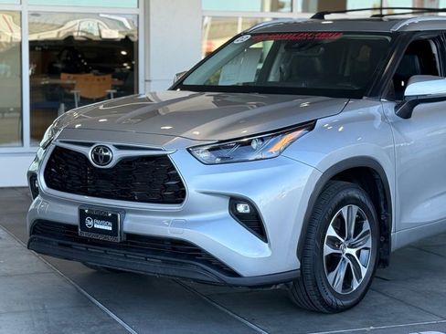 Used 2022 Toyota Highlander XLE image 3