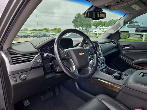 Used 2019 Chevrolet Suburban LT RWD image 2