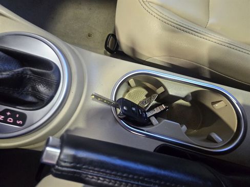 Used 2014 Volkswagen Beetle TDI image 25