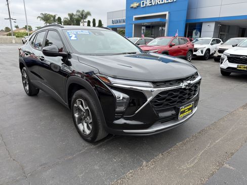Used 2025 Chevrolet Trax LT FWD image 2