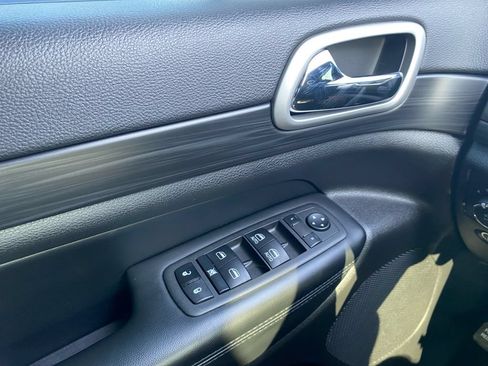 Used 2022 Jeep Grand Cherokee Laredo X AWD/4WD image 23