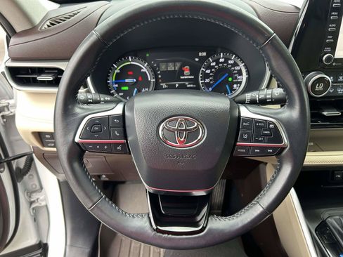 Used 2020 Toyota Highlander XLE FWD image 33