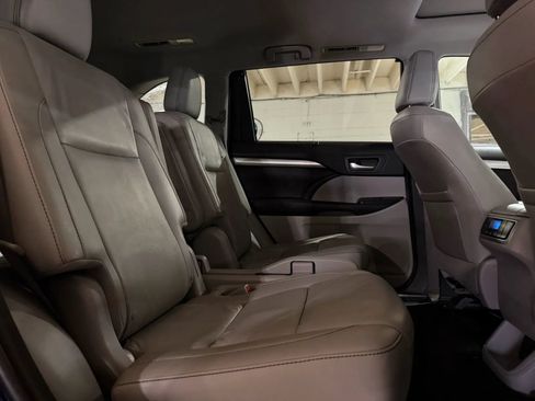 Used 2016 Toyota Highlander XLE AWD/4WD image 11