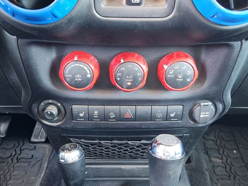 Used 2016 Jeep Wrangler Unlimited Sahara image 21