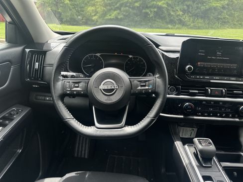 Used 2024 Nissan Pathfinder SV FWD image 23
