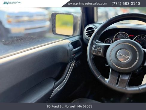Used 2016 Jeep Wrangler Unlimited Sahara w/ Dual Top Group AWD/4WD image 19