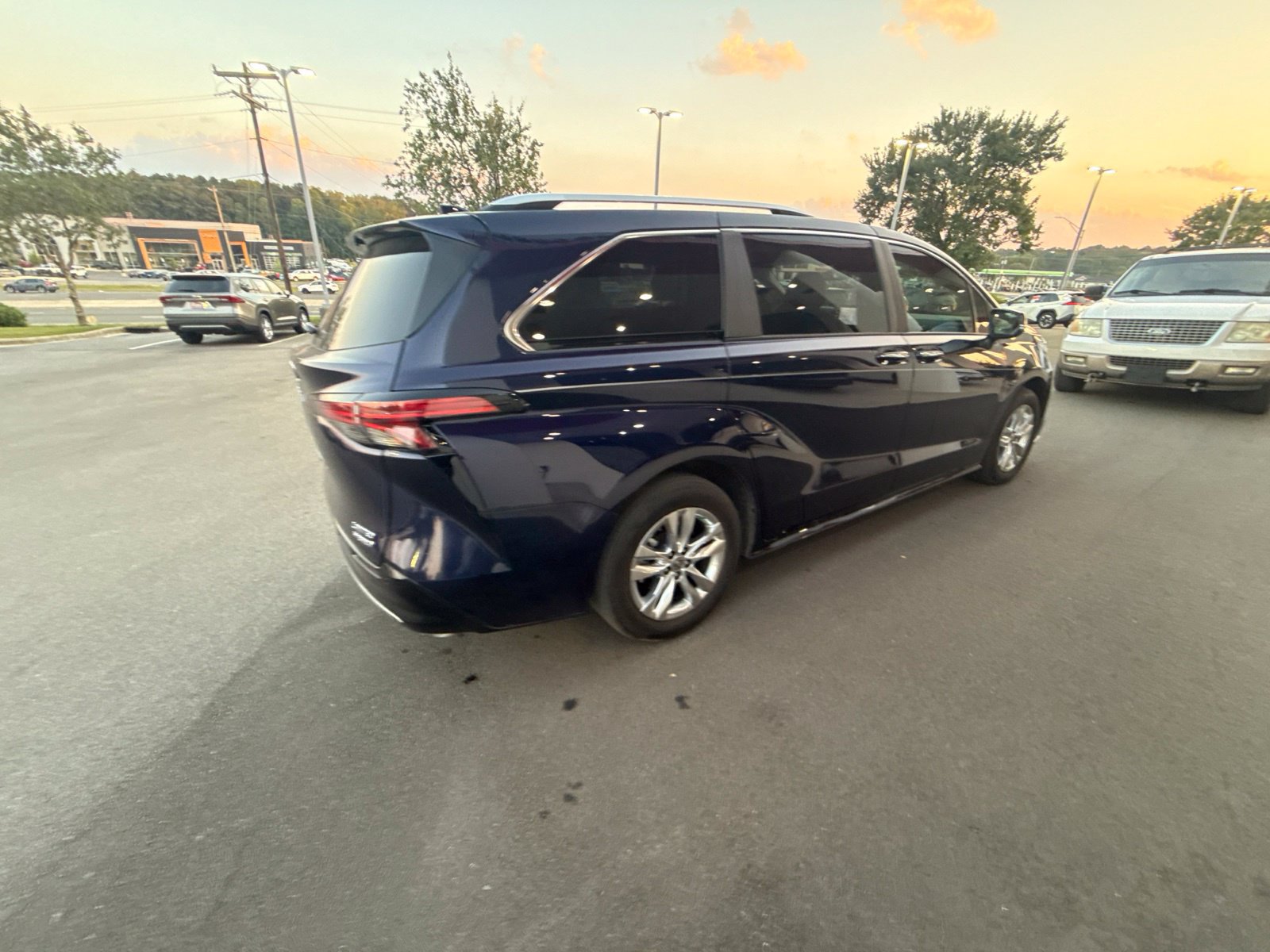 Used 2024 Toyota Sienna Limited FWD image 19
