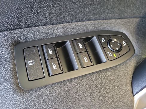 Used 2023 BMW iX xDrive50 w/ Sport Package AWD/4WD image 21
