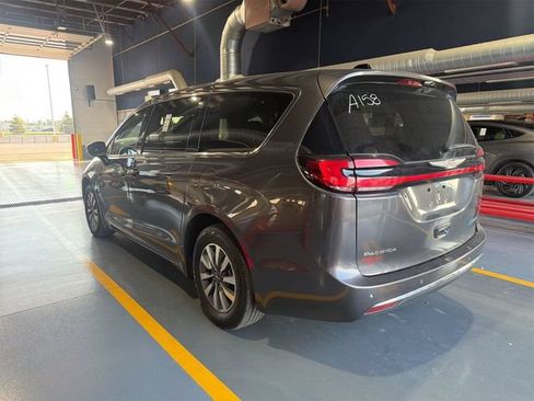 Used 2023 Chrysler Pacifica Touring-L FWD image 5