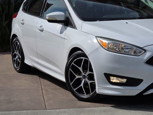 Used 2016 Ford Focus SE w/ SE Sport Package image 4