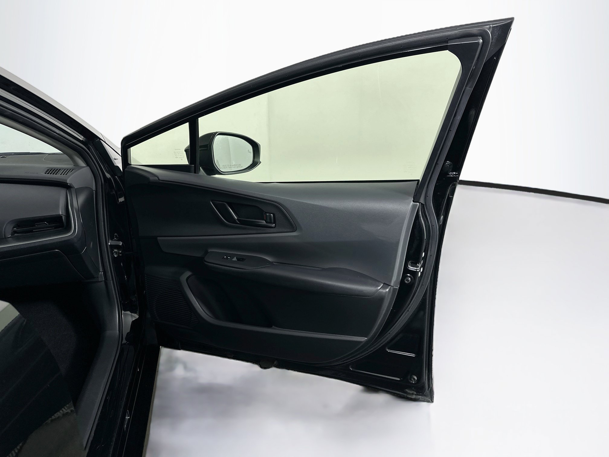 Used 2025 Toyota Prius LE FWD image 30