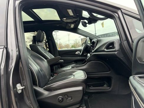 Used 2022 Chrysler Pacifica Limited w/ Uconnect Theater Family Group FWD image 10