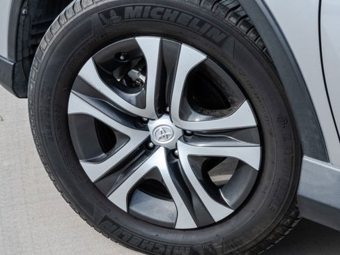 Used 2016 Toyota RAV4 LE image 9