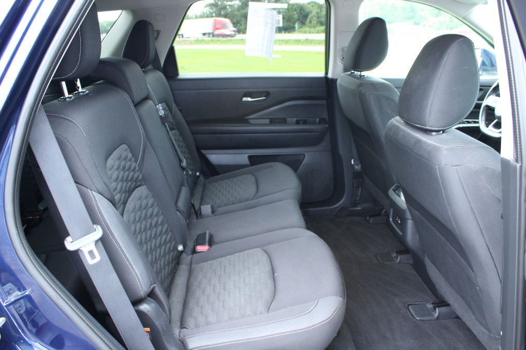 Used 2022 Nissan Pathfinder SV AWD/4WD image 19