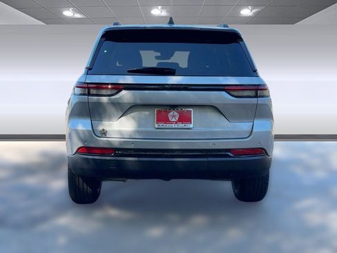 New 2025 Jeep Grand Cherokee Altitude image 10