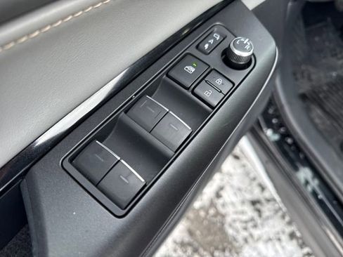 Used 2023 Toyota Venza LE image 16