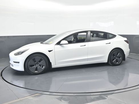Used 2023 Tesla Model 3 Standard Range image 2