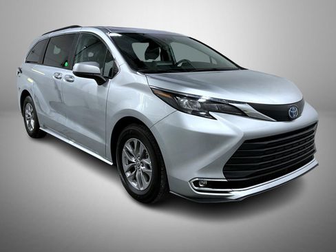 Used 2024 Toyota Sienna XLE image 3