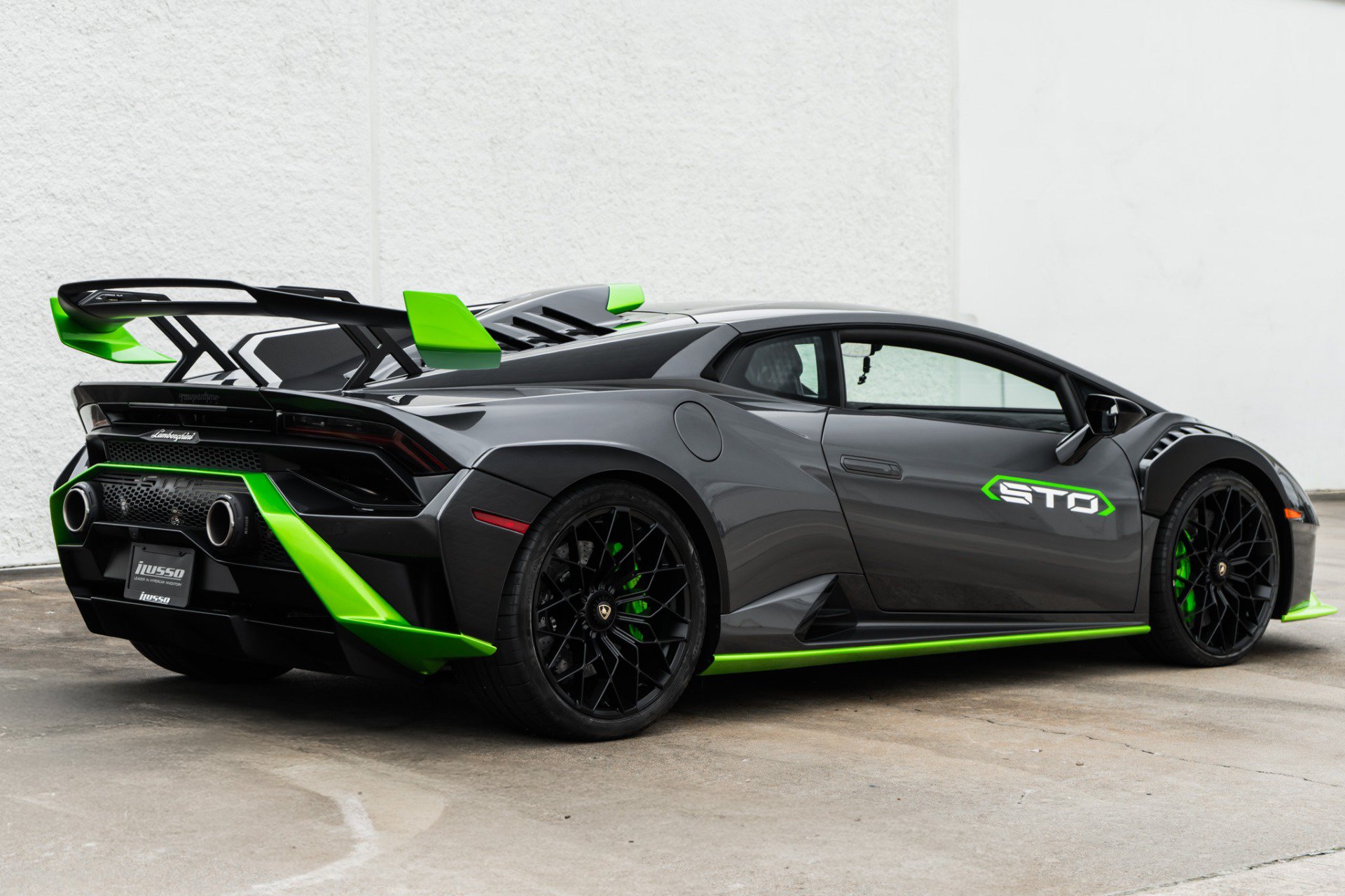 Used 2021 Lamborghini Huracan STO RWD image 4