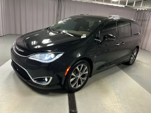 Used 2018 Chrysler Pacifica Limited w/ Tire & Wheel Group image 3